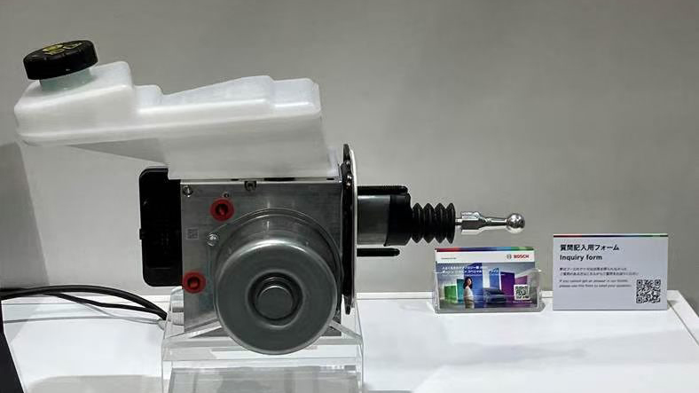 Auto parts warehouse sourcing scene